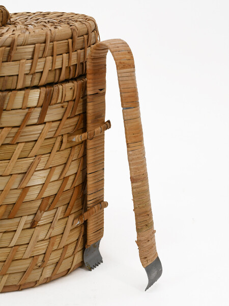 HIELERA TEJIDA CON PINZA BEIGE