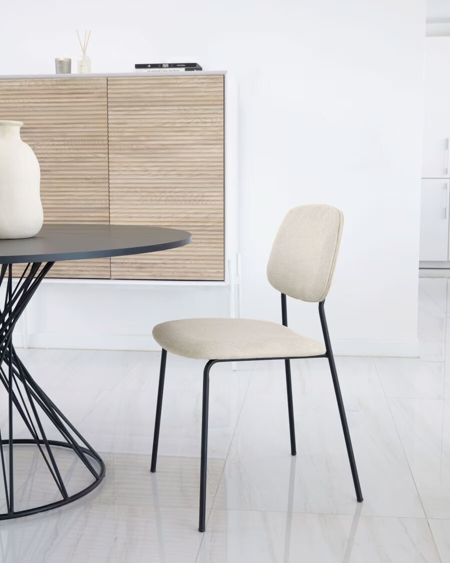 Silla apilable Benilda beige, chapa de roble y acero con acabado negro Silla apilable Benilda beige, chapa de roble y acero con acabado negro