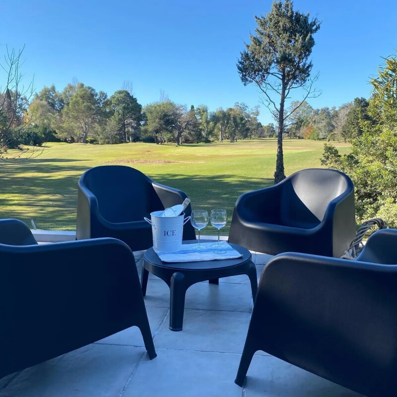 4 Sillones Skarpo + Mesa redonda Puket GRIS