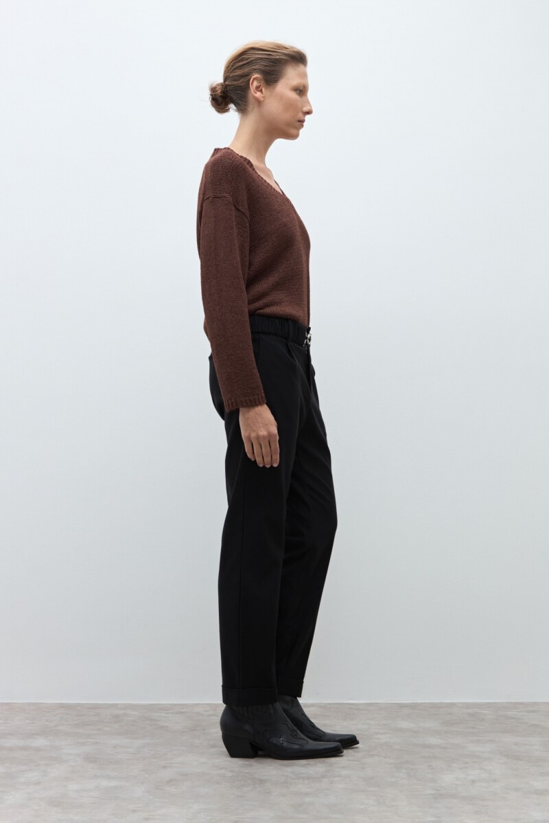 Pantalón con cinto negro