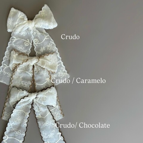 Moñas Lazo Bordadas Con Pinza Crudo / Caramelo