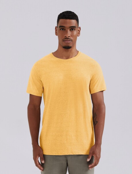 CAMISETAS BÁSICAS REGULAR WORLD AMARILLO