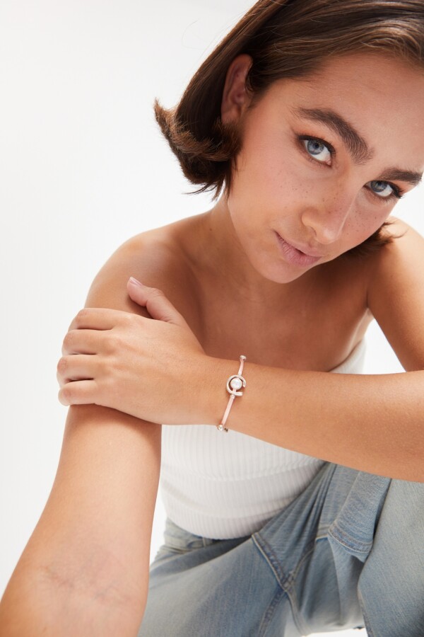 PULSERA DE HILO SALMÓN CON PERLA SHELL FORNITURA BAÑADA EN PLATA DE LEY. Pulsera