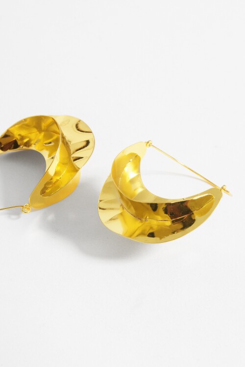 Aros con detalle texturizado dorado