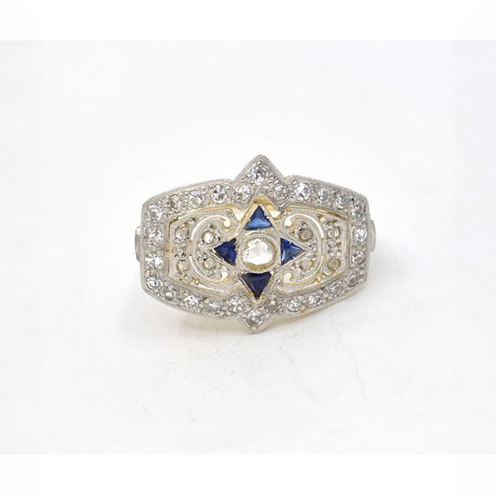 Anillo Estilo Antiguo En Oro 18K, Platino, Diamantes, Brillantes Y Zafiros Sinteticos Anillo Estilo Antiguo En Oro 18K, Platino, Diamantes, Brillantes Y Zafiros Sinteticos