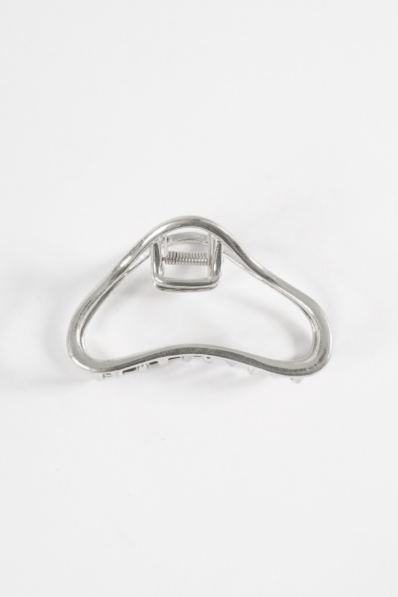 Broche metálico triangular plateado