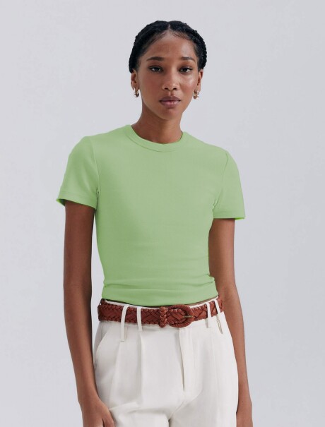 BLUSA CROPPED EN TELA ACANALADA VERDE