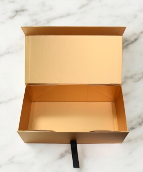 Caja rígida con imán 30x15x10,5 cm. DORADO