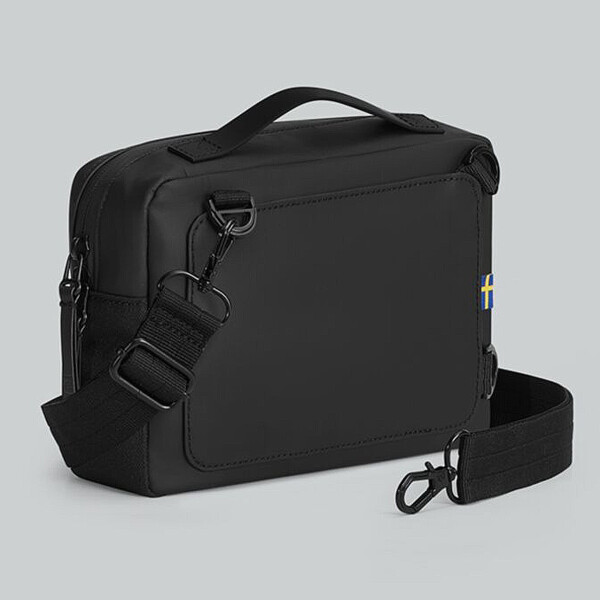 Bandolera Gaston Luga Dash Horizontal Vertical Impermeable Color Negro