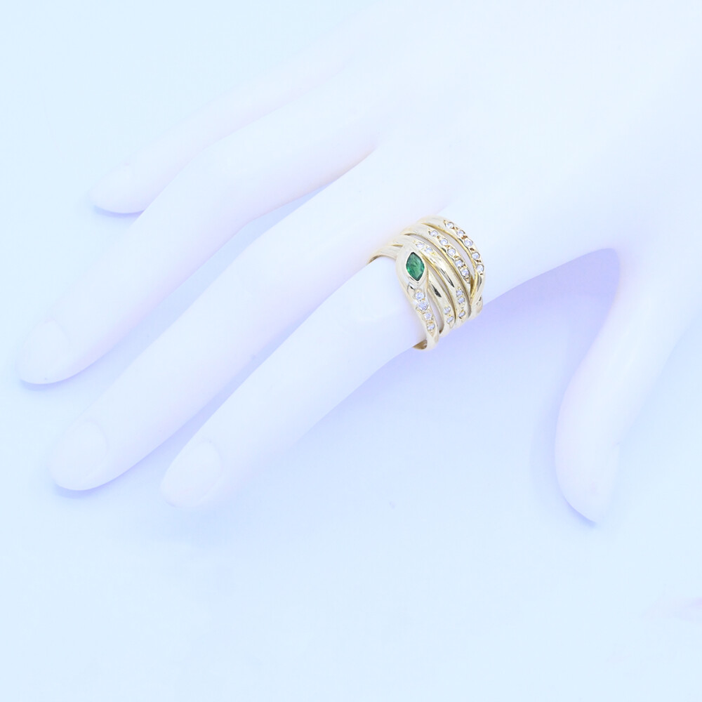 Anillo oro 18k serpiente con esmeralda y brillantes. Anillo oro 18k serpiente con esmeralda y brillantes.