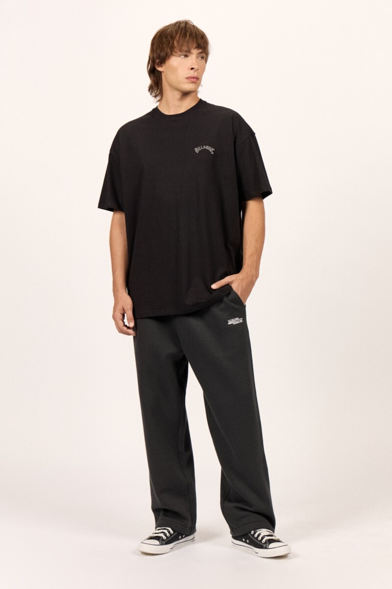 REMERA ARCH EMB OVER TEE J-negro