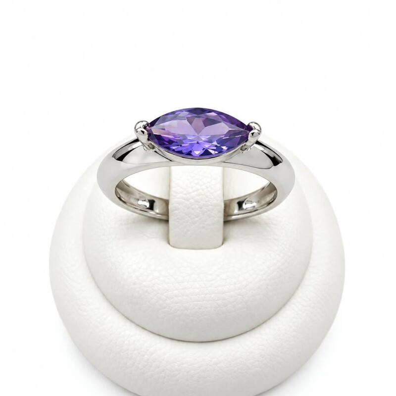 Anillo con piedra central Navette en color violeta Anillo con piedra central Navette en color violeta