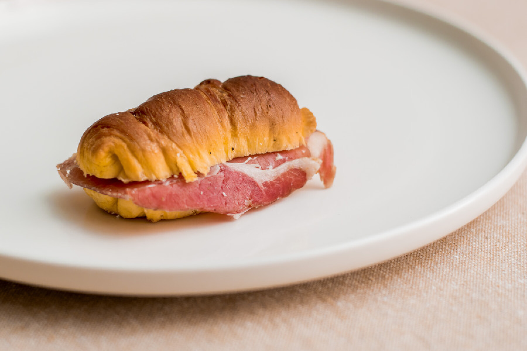 Medialunita de bondiola y queso crema 