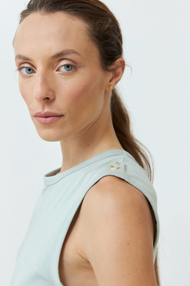 Musculosa con botones en hombros verde agua