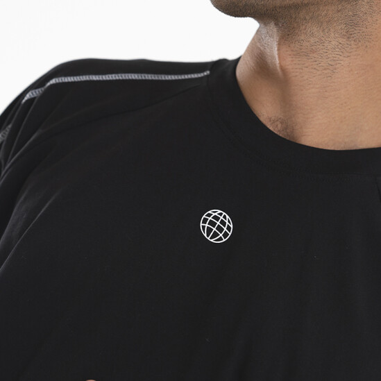 Remera Pulau Being Negro