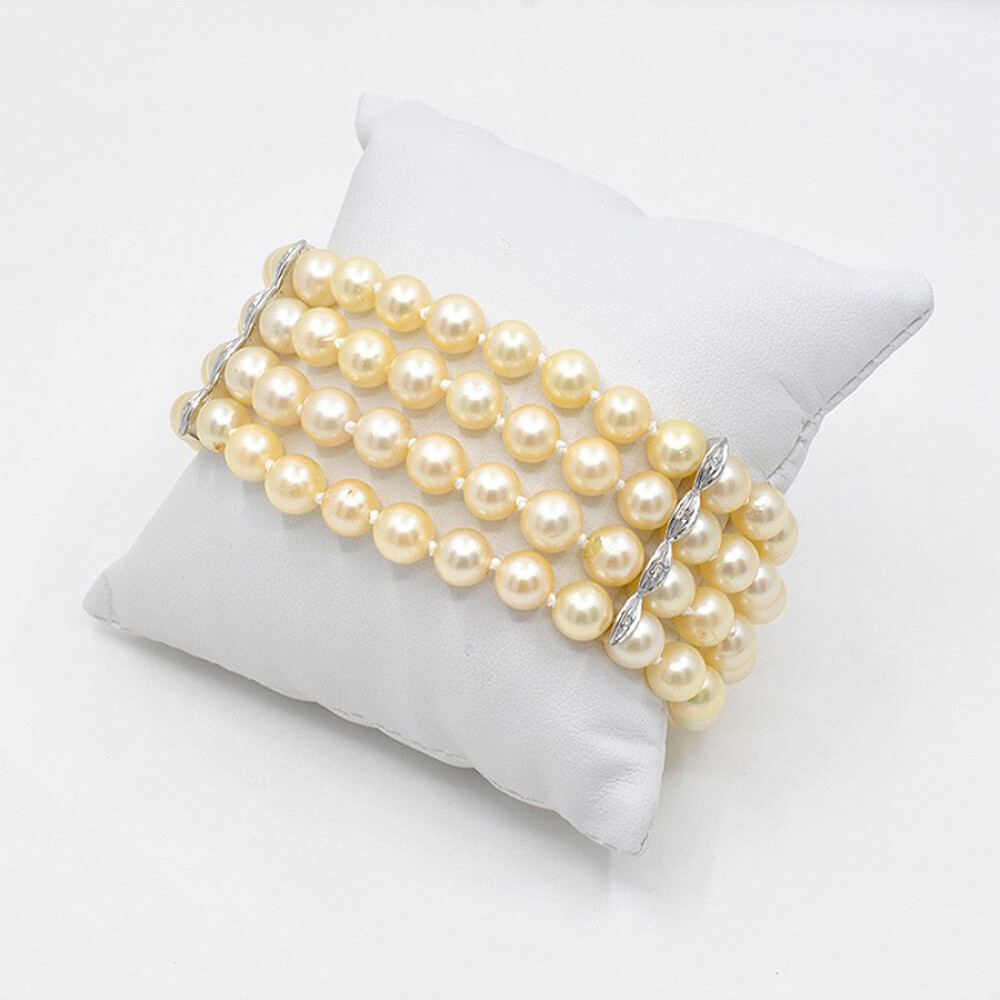 Pulsera Perlas De Cultivo 4 Hilos Con Broche En Oro 18K Blanco, Pasadores, Brillantes Y Esmeraldas. Pulsera Perlas De Cultivo 4 Hilos Con Broche En Oro 18K Blanco, Pasadores, Brillantes Y Esmeraldas.