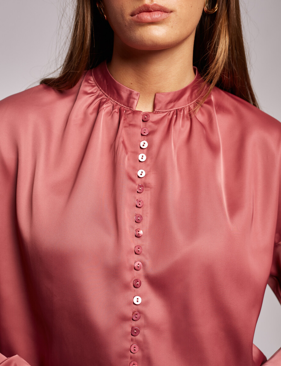 Blusa satinada frunces marsala