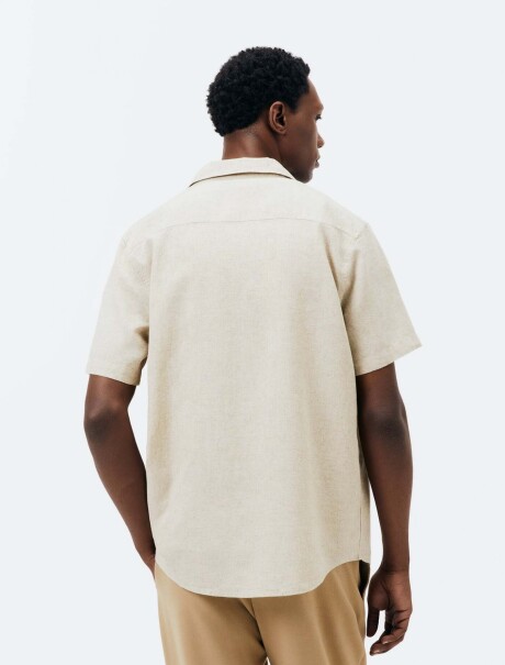 CAMISA DE MANGA CORTA DE CORTE AJUSTADO CON TEJIDO DE LINO. BEIGE