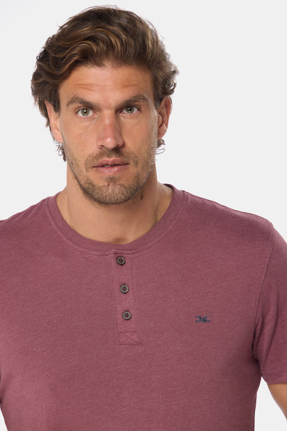 REMERA LISA CON BOTONES Bordo