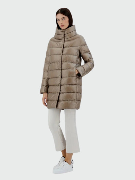 Herno - Campera de corte recto confeccionada en nylon ultraligth. Dora Caqui