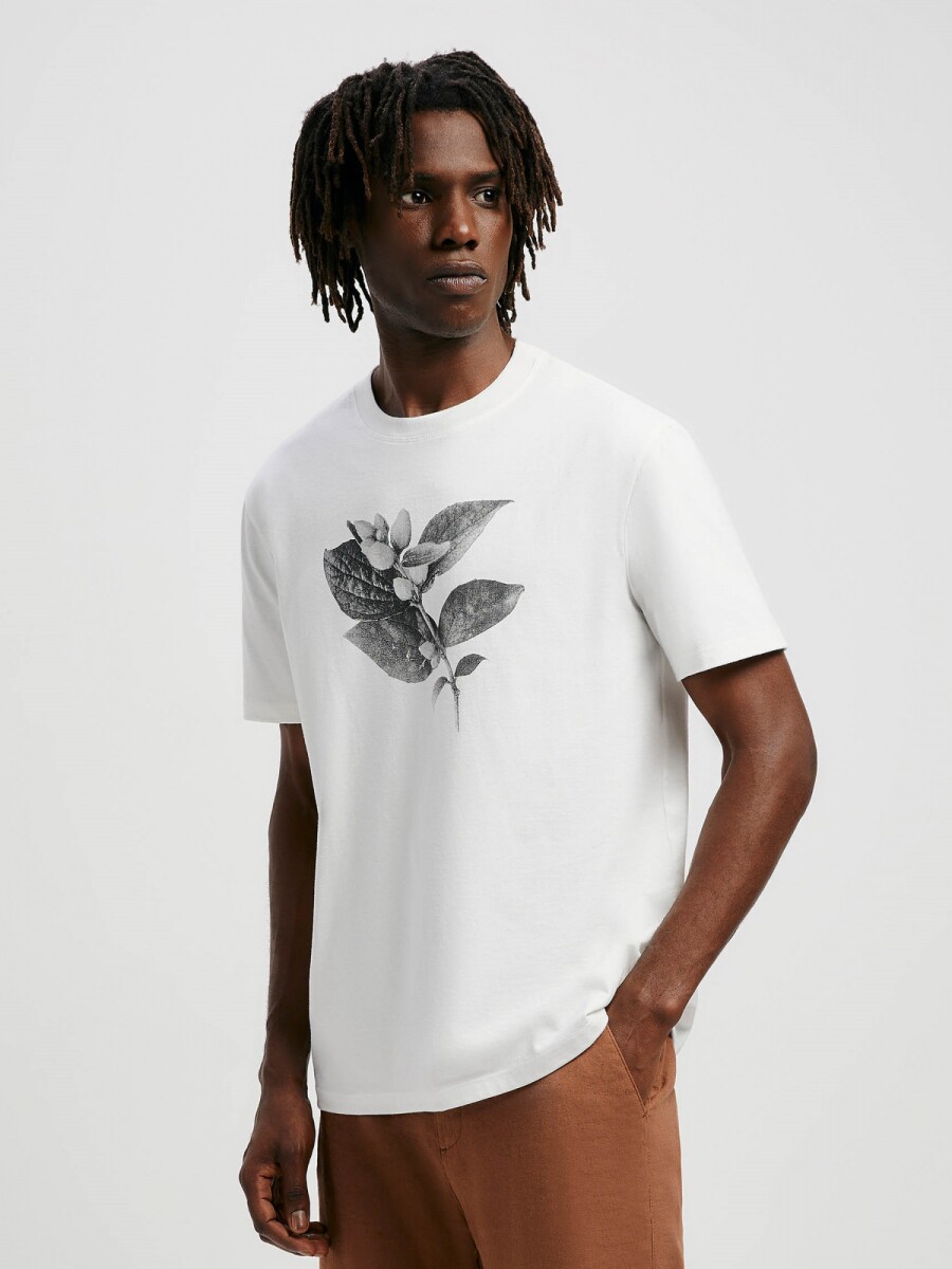CAMISETA CON ESTAMPA MODELO REGULAR - BLANCO 