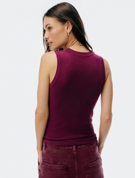 MUSCULOSA CUELLO EN U EN TELA ACANALADA VIOLETA