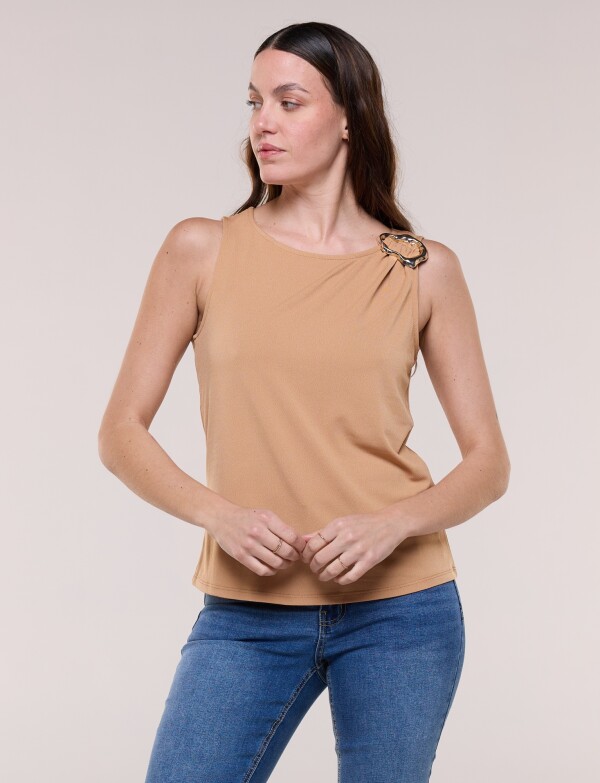 Musculosa Con Broche TOSTADO