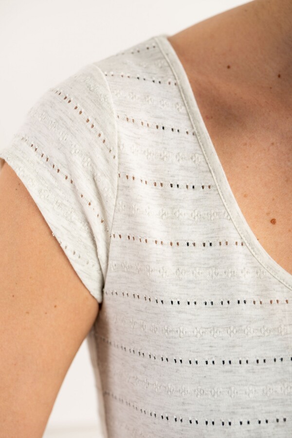 Remera Texturada Escote V Gris Melange