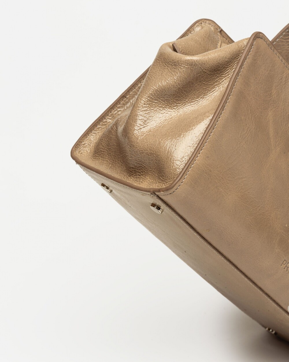 Cartera de mano Mila en cuero arrugado Taupe