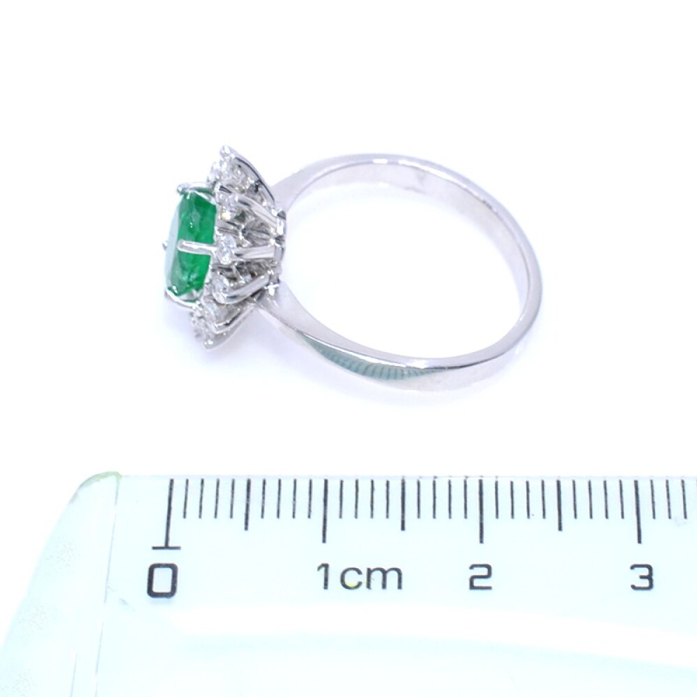 Anillo en oro 18k blanco con esmeralda central y brillantes Anillo en oro 18k blanco con esmeralda central y brillantes