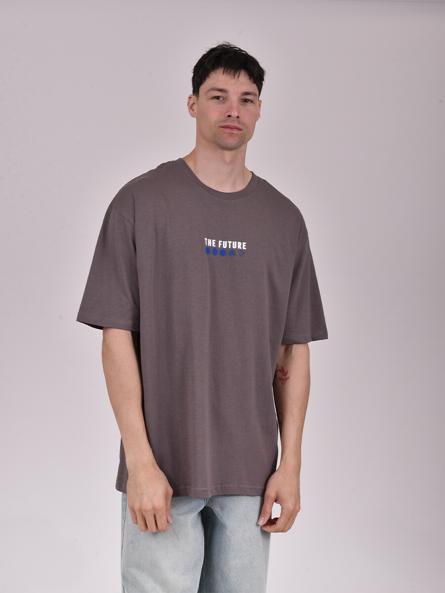 REMERA DEN PRINT - GRIS OSCURO 