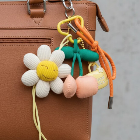 Llavero con accesorios Margarita y Cerezas Amarillo