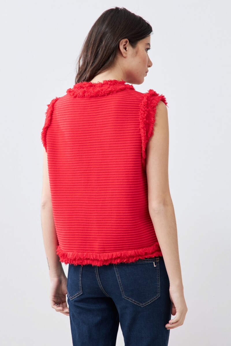 Chaleco tejido con desflecado rojo