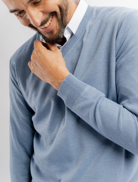 Buzo escote V Cedro celeste