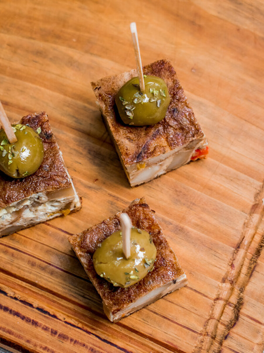 Cubo de tortilla gallega con aceituna macerada Cubo de tortilla gallega con aceituna macerada