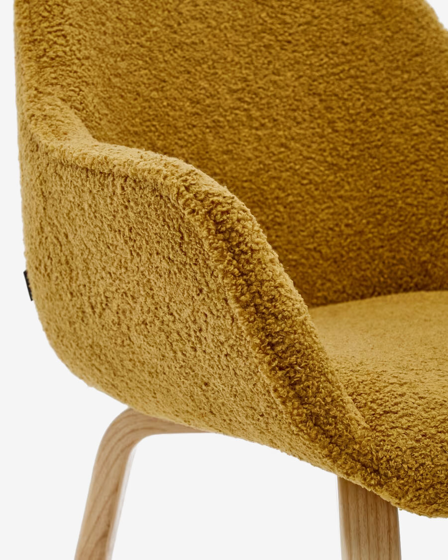 Silla Aleli de borreguito mostaza y patas de madera maciza de fresno con acabado natural