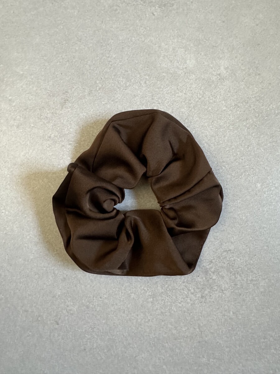 SCRUNCHIE SATIN - MARRÓN 