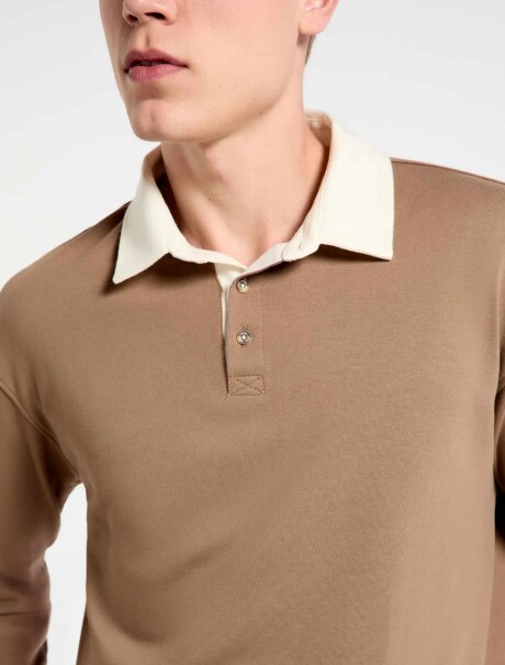 BUZO TIPO POLO MODELO COMFORT MARRÓN