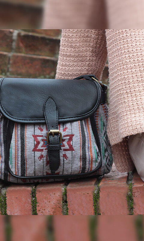 BANDOLERA BOHO SOFÍA DISEÑO ÉTNICO Y NEGRO