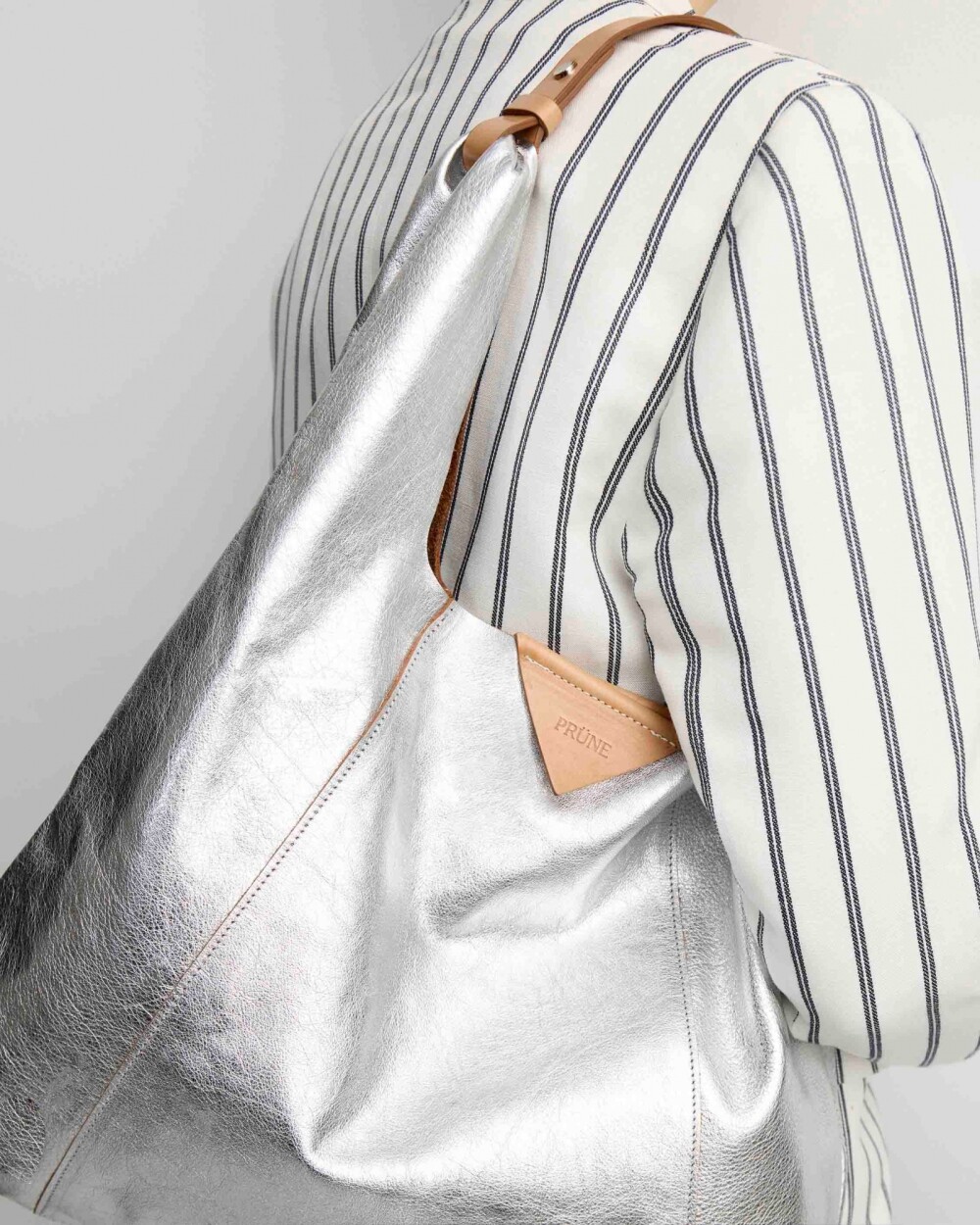 Bolso The Shopping en cuero graneado metalizado Plata
