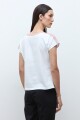 Remera escote V con bordados blanco