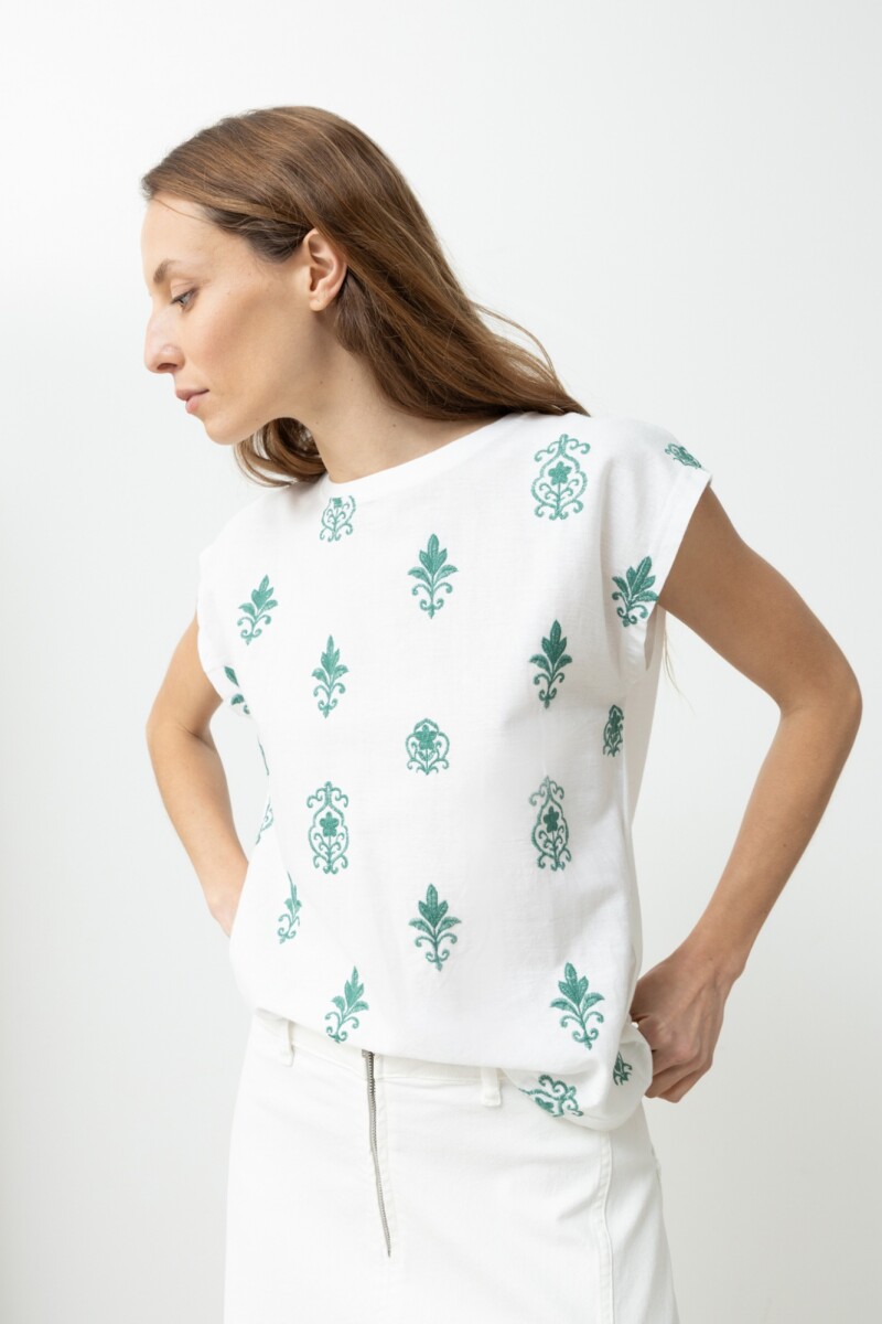 Blusa frente bordado crudo