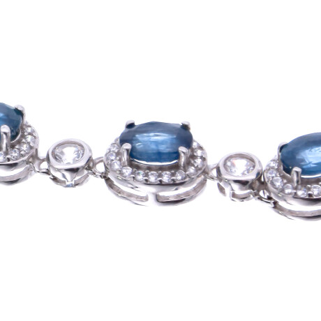 Pulsera de plata 925 rodinada con zafiro azul y circonias. Pulsera de plata 925 rodinada con zafiro azul y circonias.