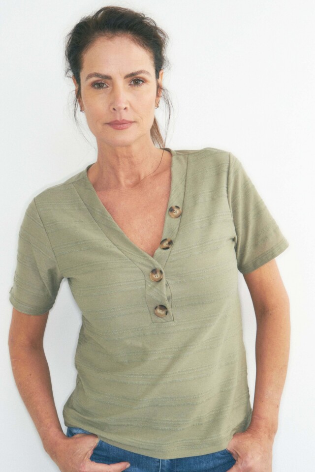 Blusa escote V con botones verde oliva