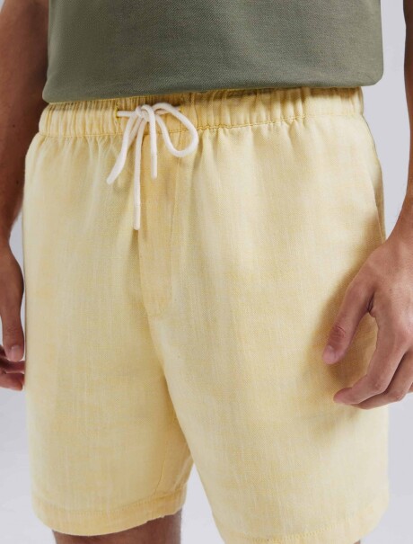 BERMUDA CON TELA TEXTURIZADA AMARILLO