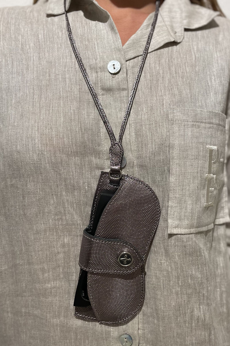 Cuelga lentes LIS Peltre