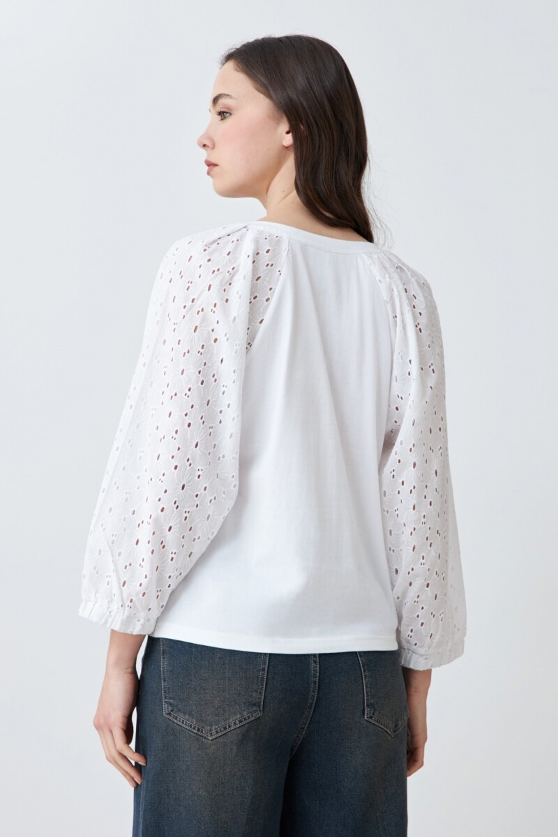 Remera con mangas de broderie blanco