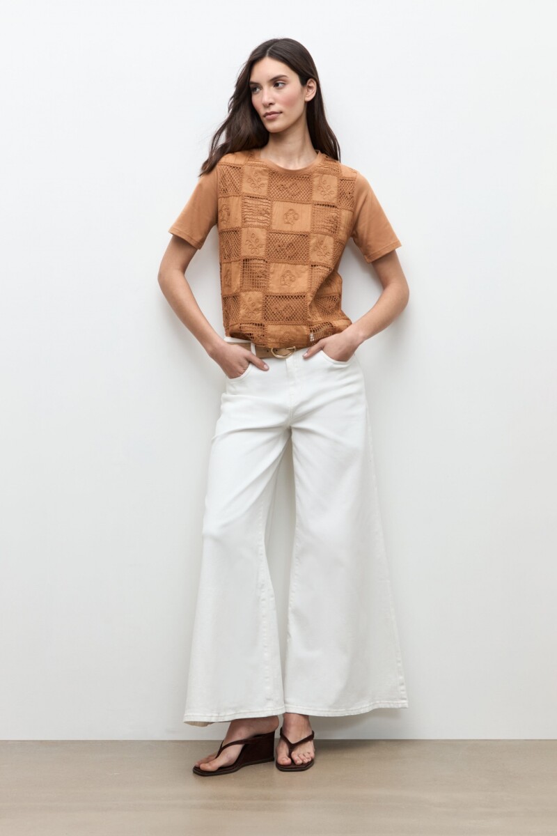 Remera frente bordado y calado - camel 