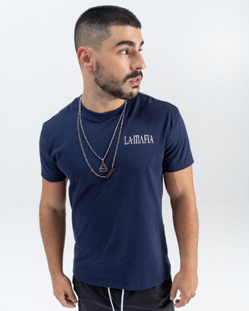 Remera azul con letras blancas U