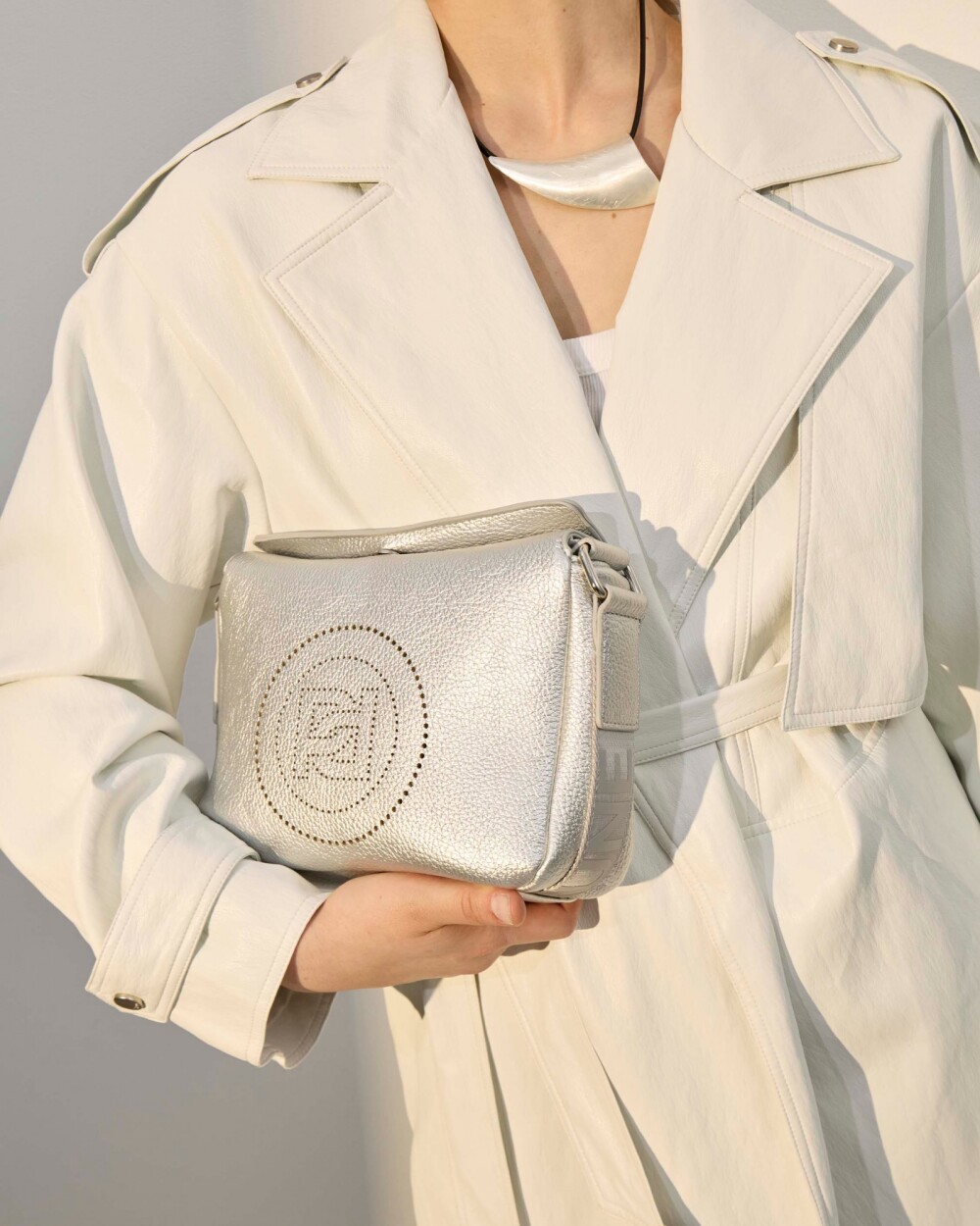 Bandolera Key en efecto cuero graneado Metalizado